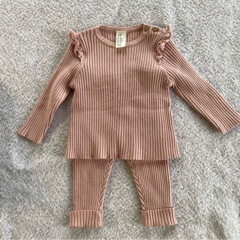 H&M Knit Ruffle Set - Picture 2 of 10